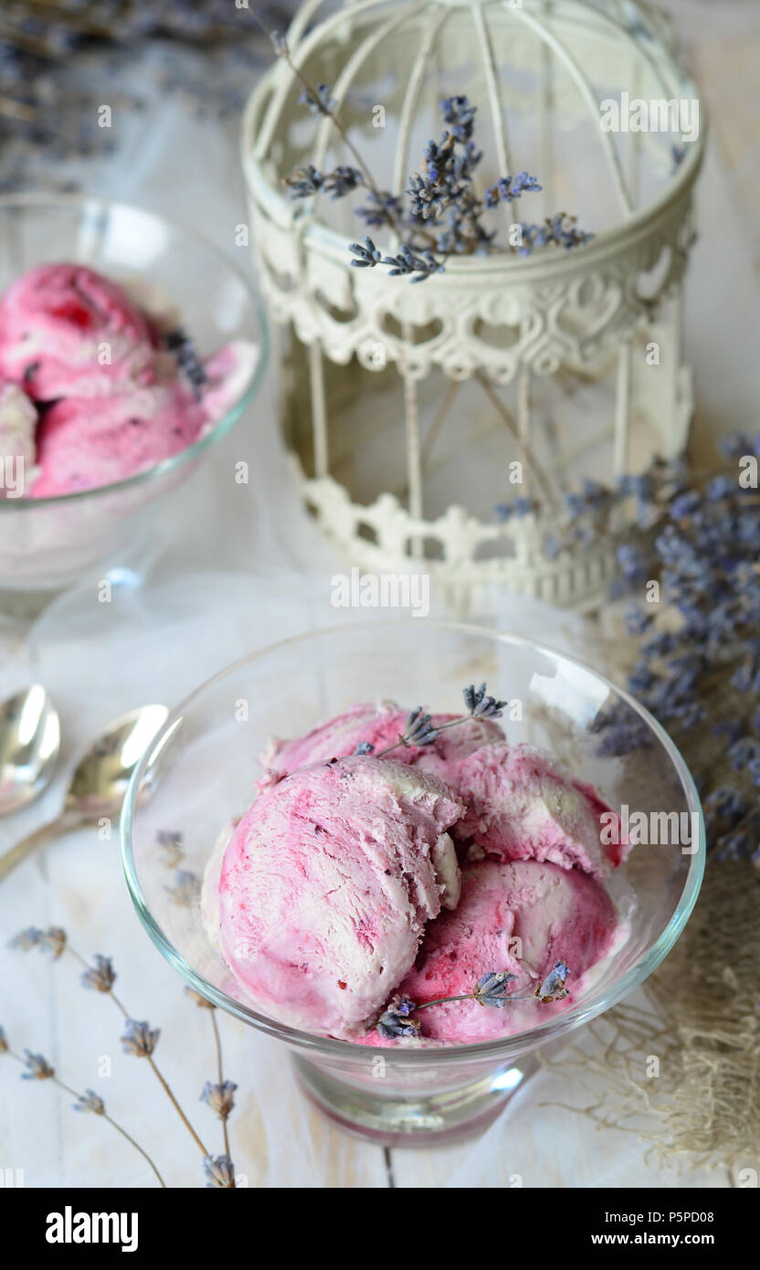 Lavanda e Ribes Gelateria su sfondo bianco Foto Stock
