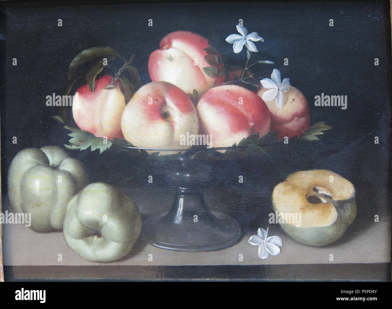 Un cristallo di frutta stand con le pesche cotogne, e fiori di gelsomino . Español: alimentato Galizia (1578 - 1630) - Milán - Bodegón - Óleo 30x41 cm - 'Manzanas en una fuente' Inglese: ancora in vita con le mele e le pesche, olio su legno . 1607. Fede Galizia (1578-1630) 215 Bodegon galizia Foto Stock