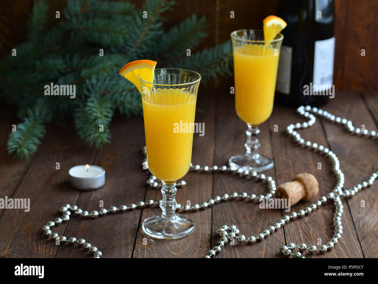 La Mimosa cocktail con succo di arancia e champagne su sfondo di Natale Foto Stock