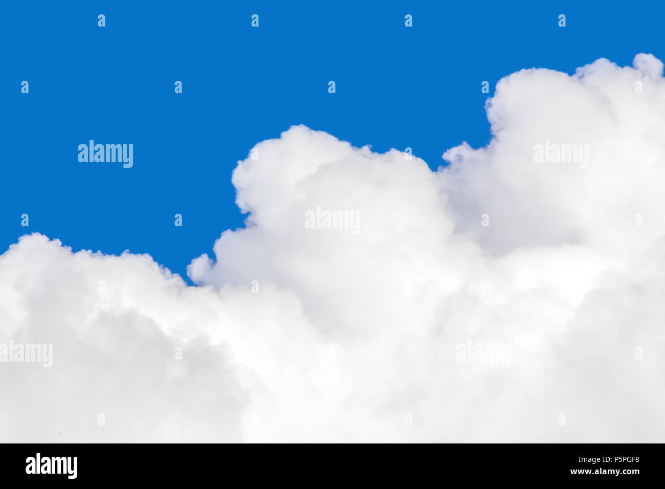 Cielo blu e il dettaglio di una grande nuvola bianca Foto Stock