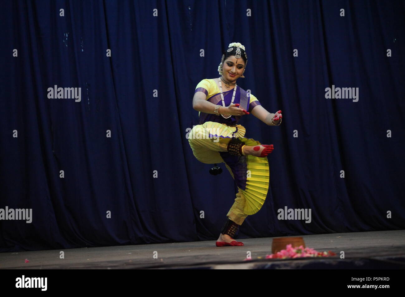 Bharathya natyam è uno dei classici forme di danza di india dallo Stato Tamil Nadu.it è popolare non solo in India ma per il mondo intero Foto Stock