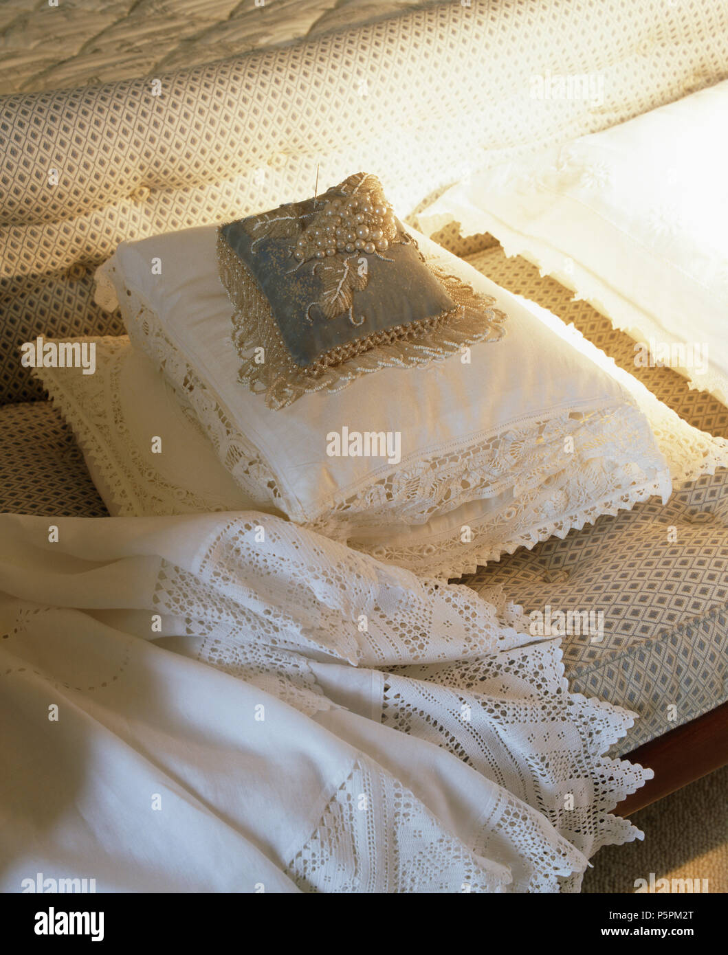 Close-up di pizzo-guarniti di cuscini vintage e panno per pulizia Foto Stock