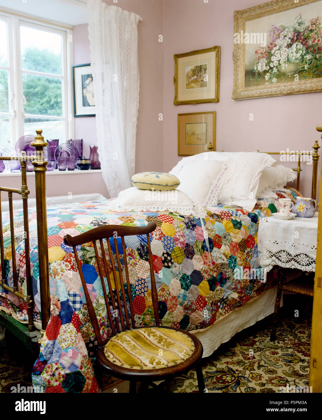 Victorian mosaico su letto di ottone di rosa pallido cottage camera da letto Foto Stock
