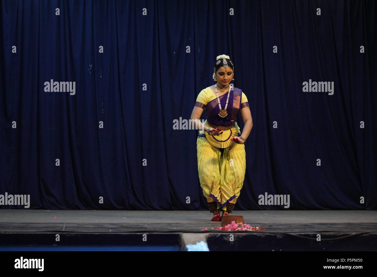 Bharathya natyam è uno dei classici forme di danza di india dallo Stato Tamil Nadu.it è popolare non solo in India ma per il mondo intero Foto Stock