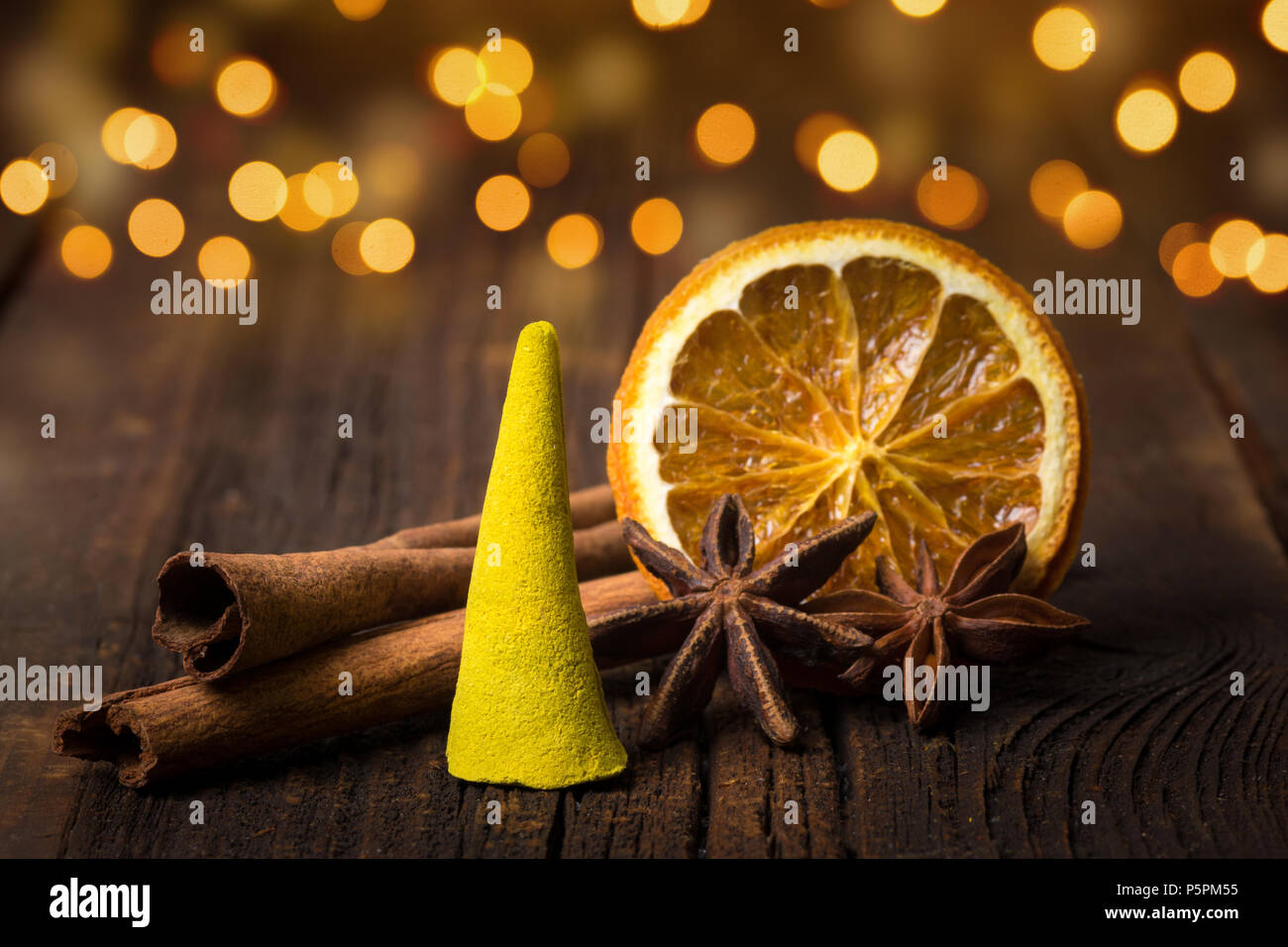 Cono di incenso arancio cannella e anice holiday sfondo. Foto Stock