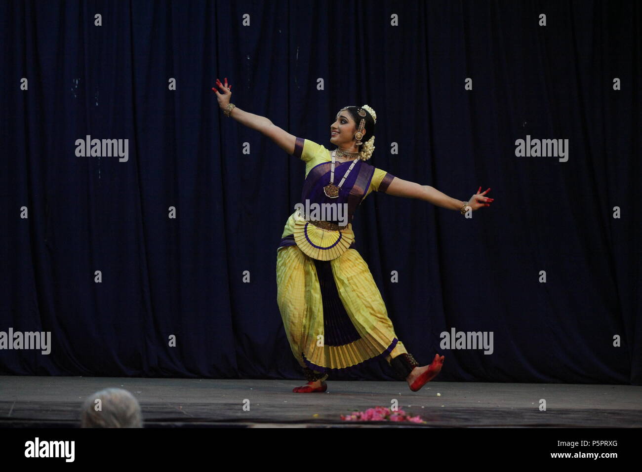 Bharathya natyam è uno dei classici forme di danza di india dallo Stato Tamil Nadu.it è popolare non solo in India ma per il mondo intero Foto Stock