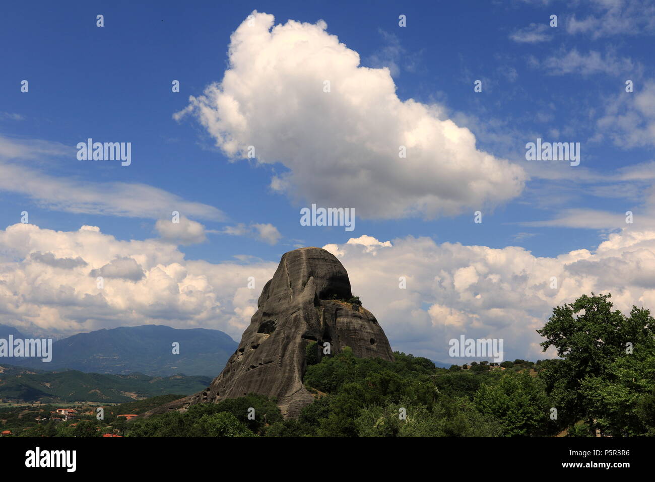 Meteora formazione di roccia nei pressi della cittadina di Kalambaka al bordo nord-occidentale della pianura della Tessaglia vicino al fiume Pineios in Grecia centrale. Foto Stock