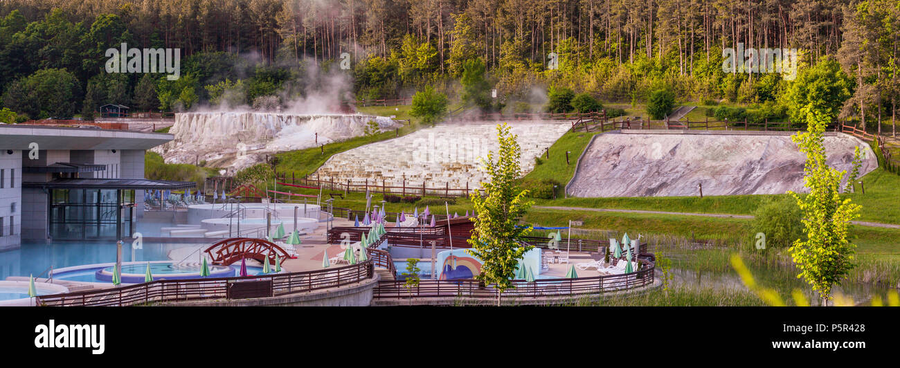 Foto panoramiche di una artificiale spa costruire vicino al calcare naturale di colline in Egerszalok. Foto Stock