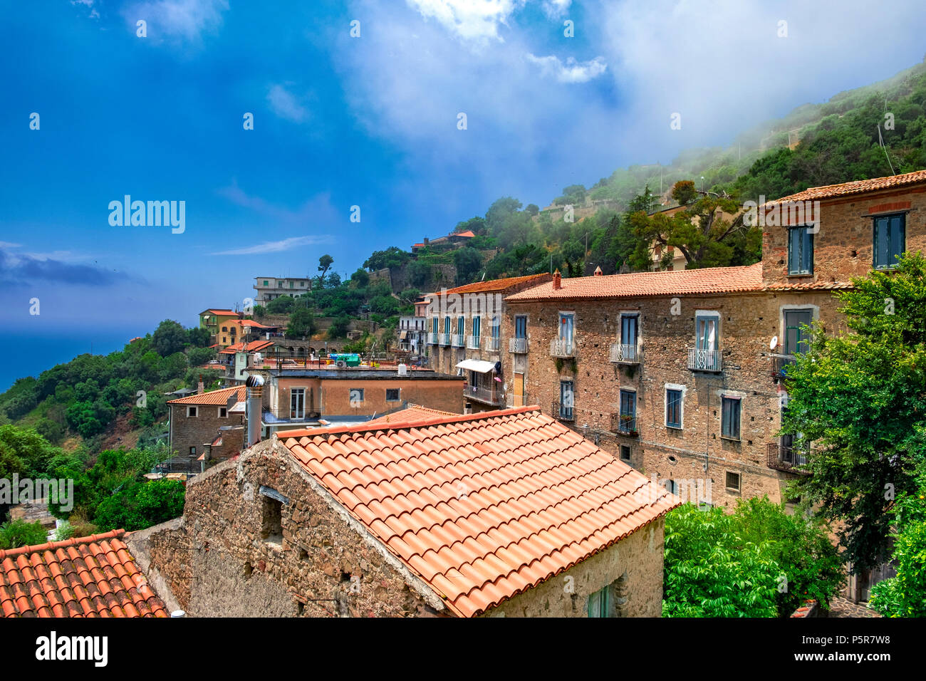 Vista del villaggio storico Pollica nel Parco Nazionale del Cilento, Italia. Foto Stock