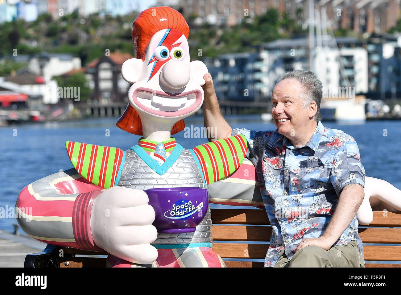 Il creatore di Wallace & Gromit, Nick Park, si siede con una scultura Wallace ispirata a David Bowie, mentre il "Gromit Unleashed 2", Wallace & Gromits Grand Appeal, la beneficenza del Bristol Childrens Hospital, è ufficialmente lanciato presso il porto di Bristol. Foto Stock