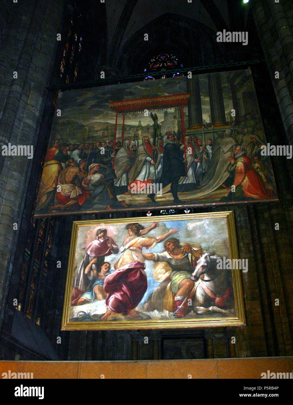 N/A. Italiano: il Duomo di Milano, "quadroni di San Carlo'. Transetto sinistro, campata 15. Sopra: Giulio Cesare Procaccini (1574-1625), 'miracolo del fanciullo Giovanni Tirone" [1610]. Sotto: Fiammenghino, '<San Carlo Borromeo> si inteine reca in processione con il santo chiodo" [1602]. Foto di Giovanni dall'Orto, 6-12-2007. Inglese: Duomo di Milano, Italia. "Quadroni di San Carlo". Il lato sinistro del transetto, bay 15. Sopra: Giulio Cesare Procaccini (1574-1625), 'miracolo del bambino Giovanni Tirone" [1603]. Di seguito: Fiammenghino, 'Saint Charles va in processione con il Santo Chiodo" [1602]. Foto da Gio Foto Stock