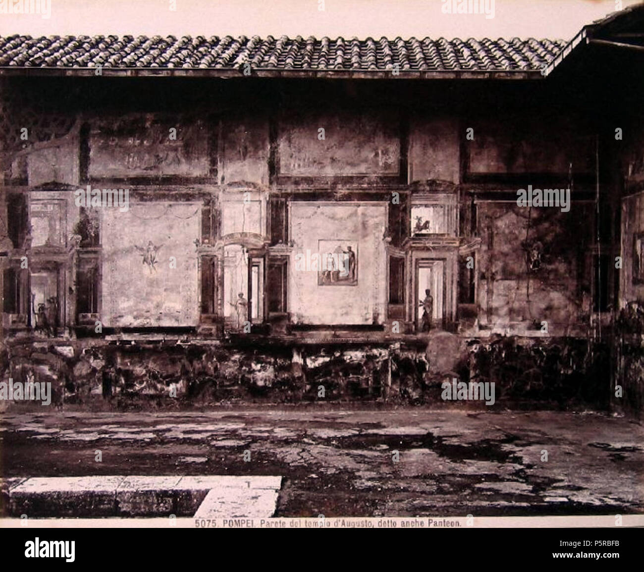 N/A. Italiano: Giacomo Brogi (1822-1881) - 'Pompei. Parete del Tempio d'Augusto, detto anche Panteon'. Numero di catalogo: 5075. In realtà si tratta del Macellum . Inglese: Giacomo Brogi (1822-1881) - "Pompei. Muro del Tempio di Augusto, noto anche come Pantheon' (in realtà il Macellum). Catalogo: # 5075. prima di 1881. Giacomo Brogi (1822-1881) Descrizione fotografo italiano Data di nascita e morte 6 aprile 1822 29 Novembre 1881 Luogo di nascita e morte Firenze Firenze periodo di lavoro 1860-1881 circa la posizione di lavoro Italia, Medio Oriente competente controllo : Q2346257 VIAF:1561458578839230 Foto Stock