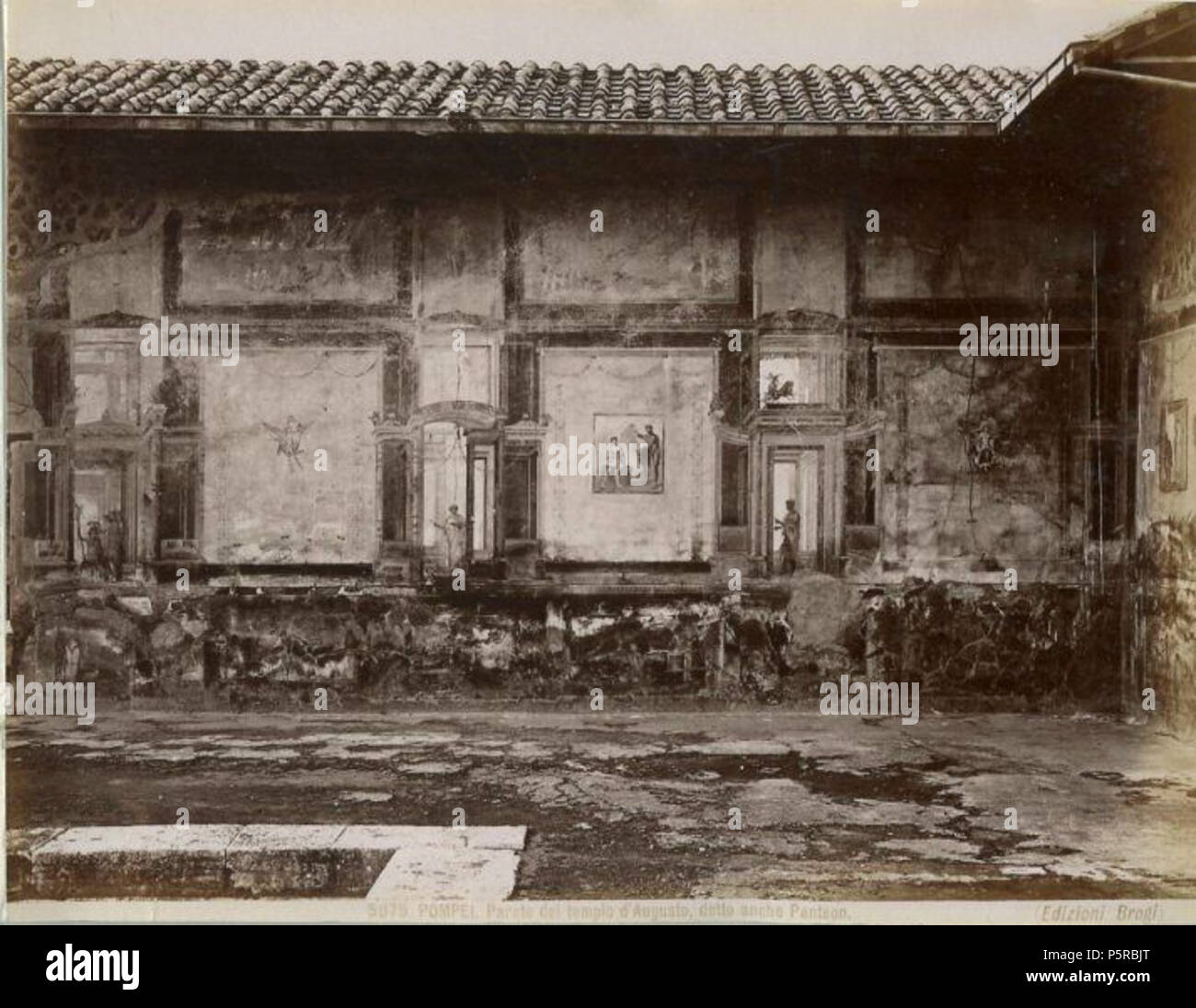 N/A. Italiano: Giacomo Brogi (1822-1881) - 'Pompei. Parete del Tempio d'Augusto, detto anche Panteon'. Numero di catalogo: 5075. In realtà si tratta del Macellum . Inglese: Giacomo Brogi (1822-1881) - "Pompei. Muro del Tempio di Augusto, noto anche come Pantheon' (in realtà il Macellum). Catalogo: # 5075. prima di 1881. Giacomo Brogi (1822-1881) Descrizione fotografo italiano Data di nascita e morte 6 aprile 1822 29 Novembre 1881 Luogo di nascita e morte Firenze Firenze periodo di lavoro 1860-1881 circa la posizione di lavoro Italia, Medio Oriente competente controllo : Q2346257 VIAF:1561458578839230 Foto Stock