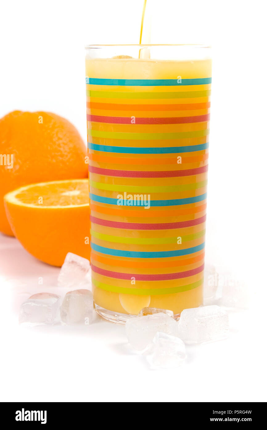 Arance, ghiaccio e succo di frutta in vetro su bianco Foto Stock