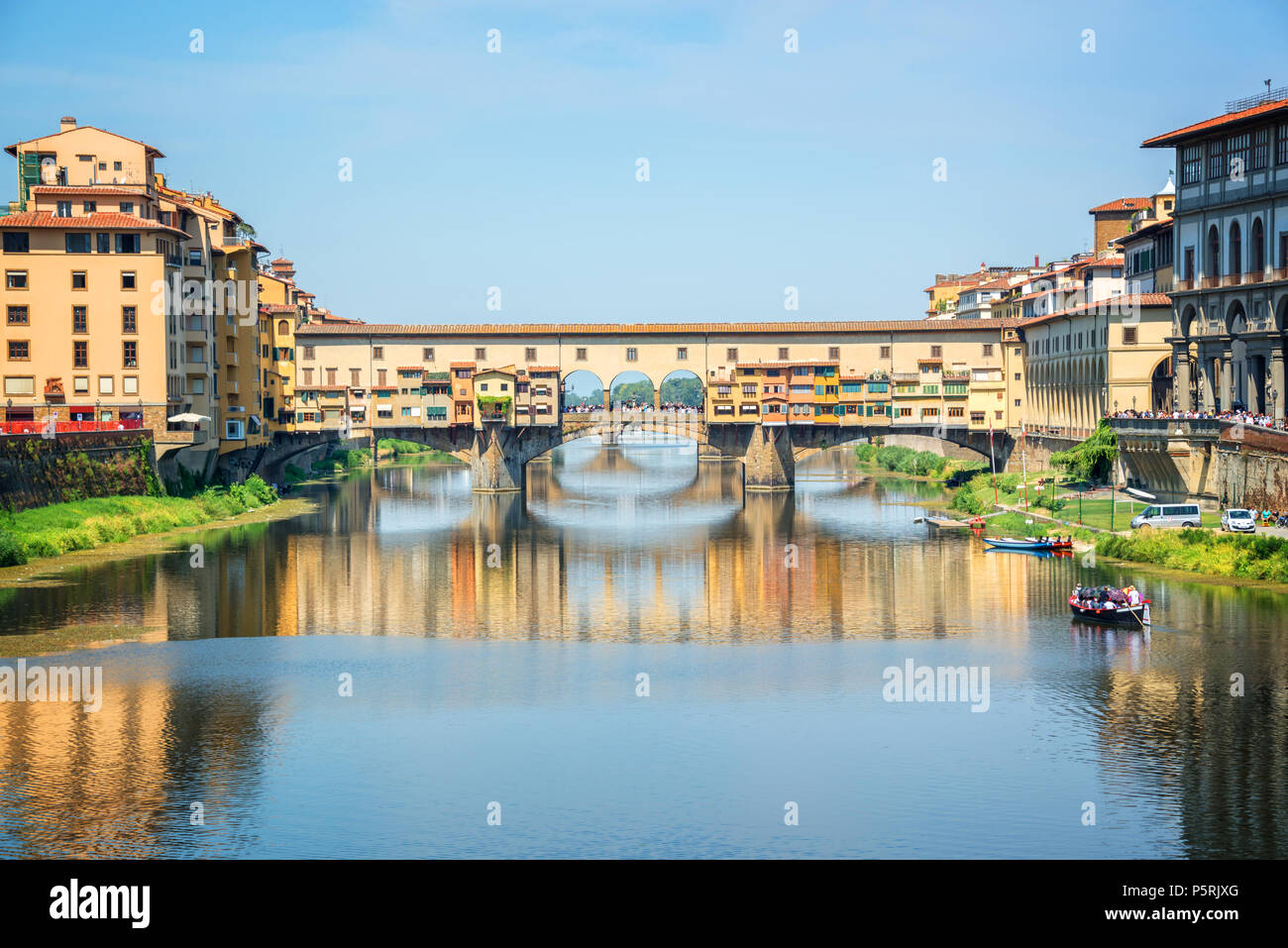 Ponte Vecchio oltre il fiume Arno in Firenze, Toscana, Italia Foto Stock