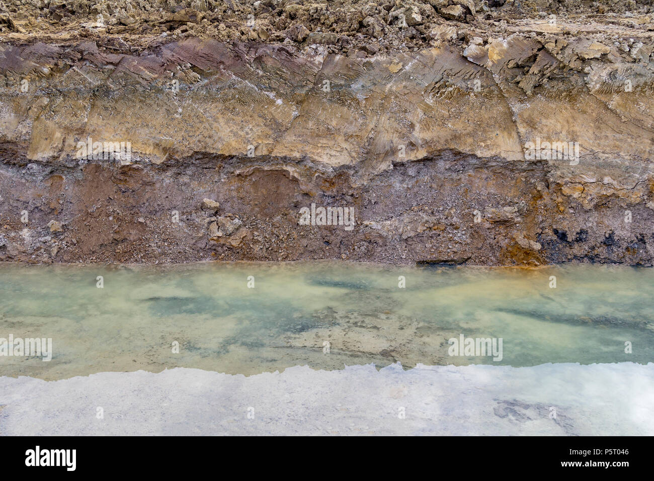 Grande fosso in una struttura di suolo riempito con acqua Foto Stock