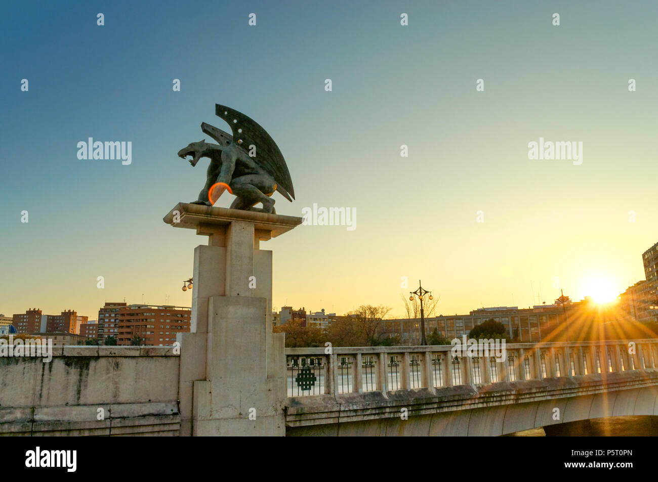 Valencia, Spagna - 24 Febbraio 2018: Gargoyle statua sul Pont del ponte Regne Foto Stock