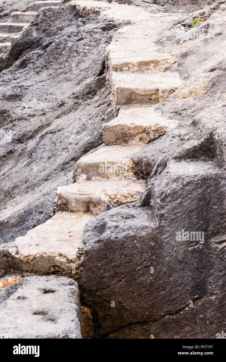 Gradini tagliati nella roccia per fare un sentiero costiero. Foto Stock