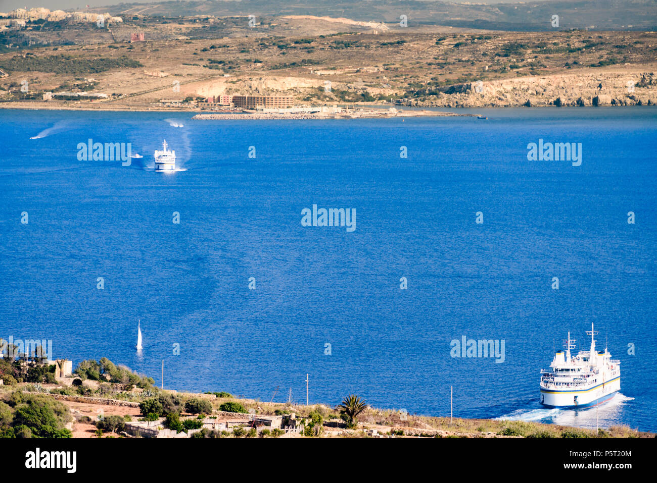 Traghetti da The Gozo Channel Company shuttle di passeggeri e automobili tra il canale di Comino tra Malta e Gozo. Foto Stock