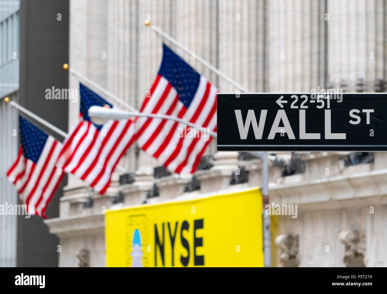Wall Street segno vicino al New York Stock Exchange Foto Stock