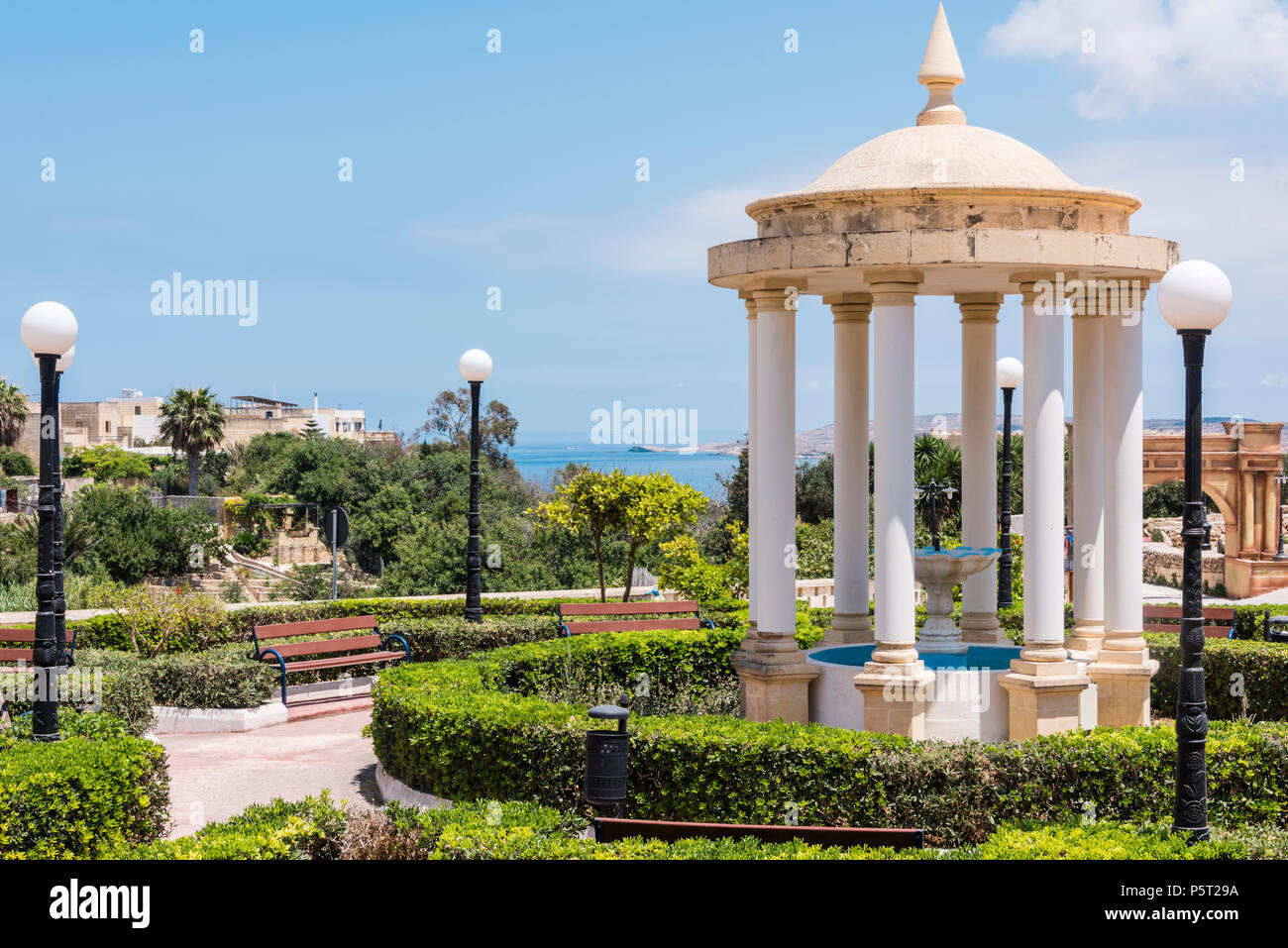 Fontana coperto in un curato parco pubblico in Ghajnsielem, affacciato sulla baia di Mgarr a Gozo, Malta Foto Stock