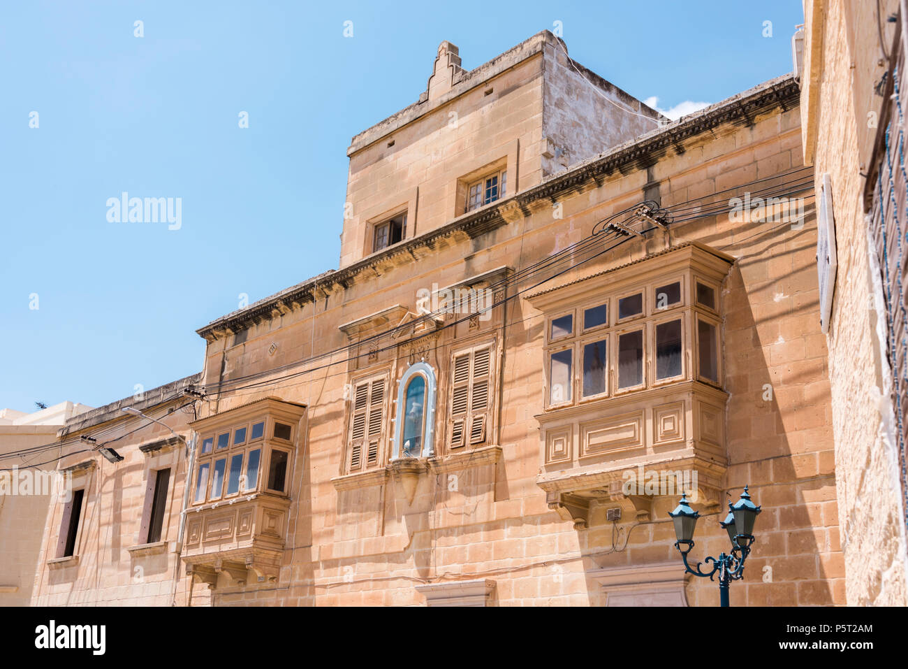 Tradizionali balconi in legno su entrambi i lati di un santuario mariano su un edificio in Ghajnsielem, Gozo, Malta Foto Stock