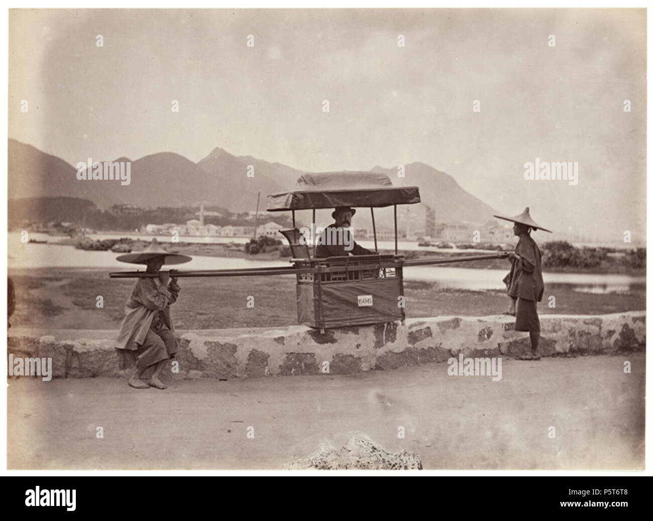 Inglese: sedia a noleggio . Inglese: una portantina a Hong Kong . 1870s. N/A 323 Sedia per noleggio, Afong Lai, c1870s Foto Stock