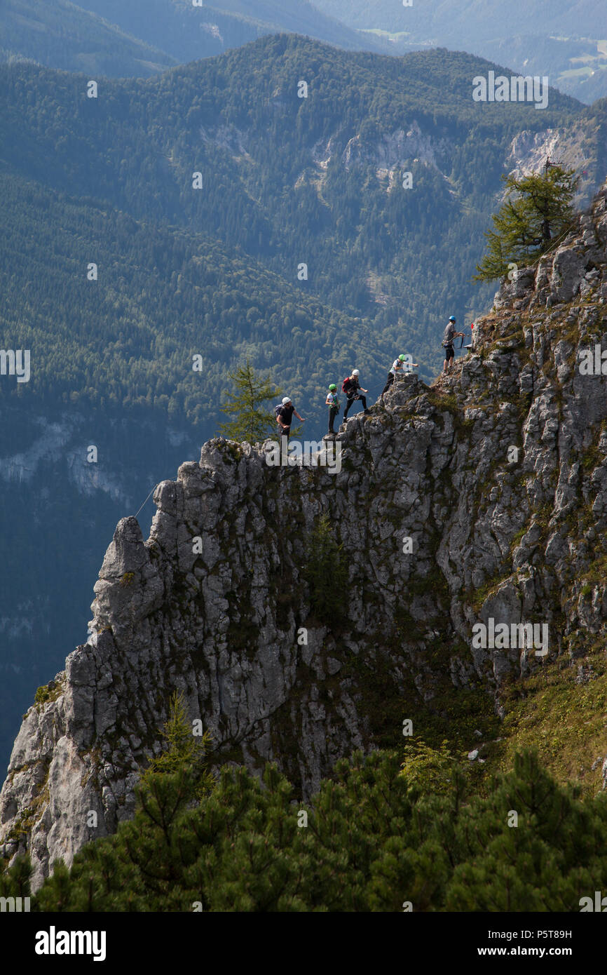Klettersteig am Jenner im Berchtesgadener Land mit Gipfelkreuz Foto Stock