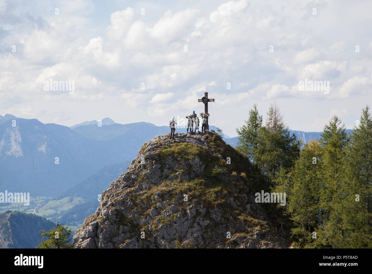 Klettersteig am Jenner im Berchtesgadener Land mit Gipfelkreuz Foto Stock