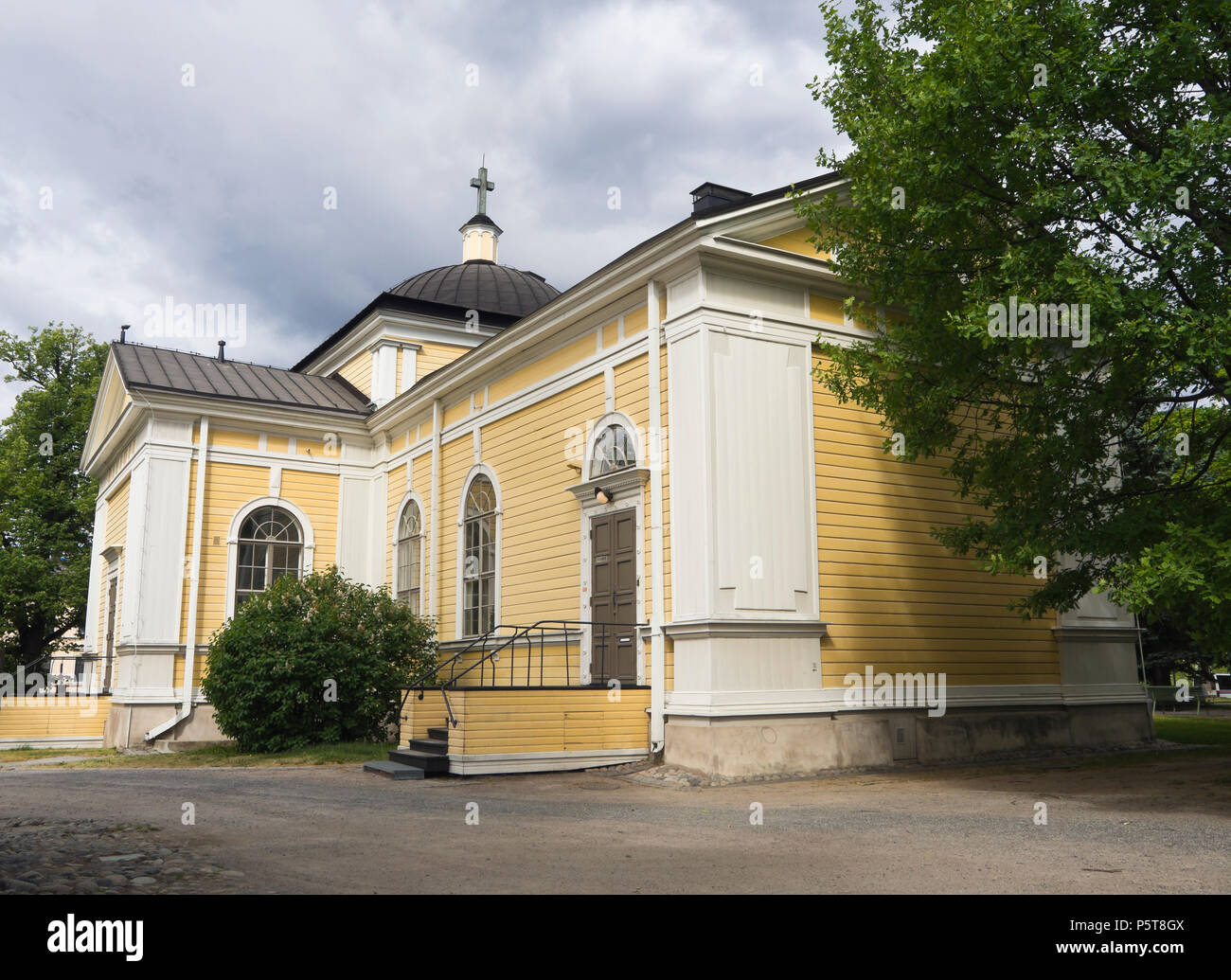 Tampere vecchia chiesa una costruzione in legno con free standing torre dell orologio in Keskustori piazza centrale in paludi la seconda più grande città Foto Stock