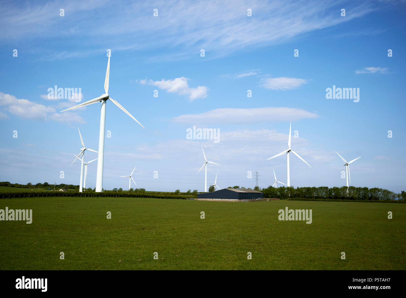 Le turbine eoliche su terreni agricoli nel distretto del lago vicino a Whitehaven Cumbria Inghilterra England Regno Unito Foto Stock