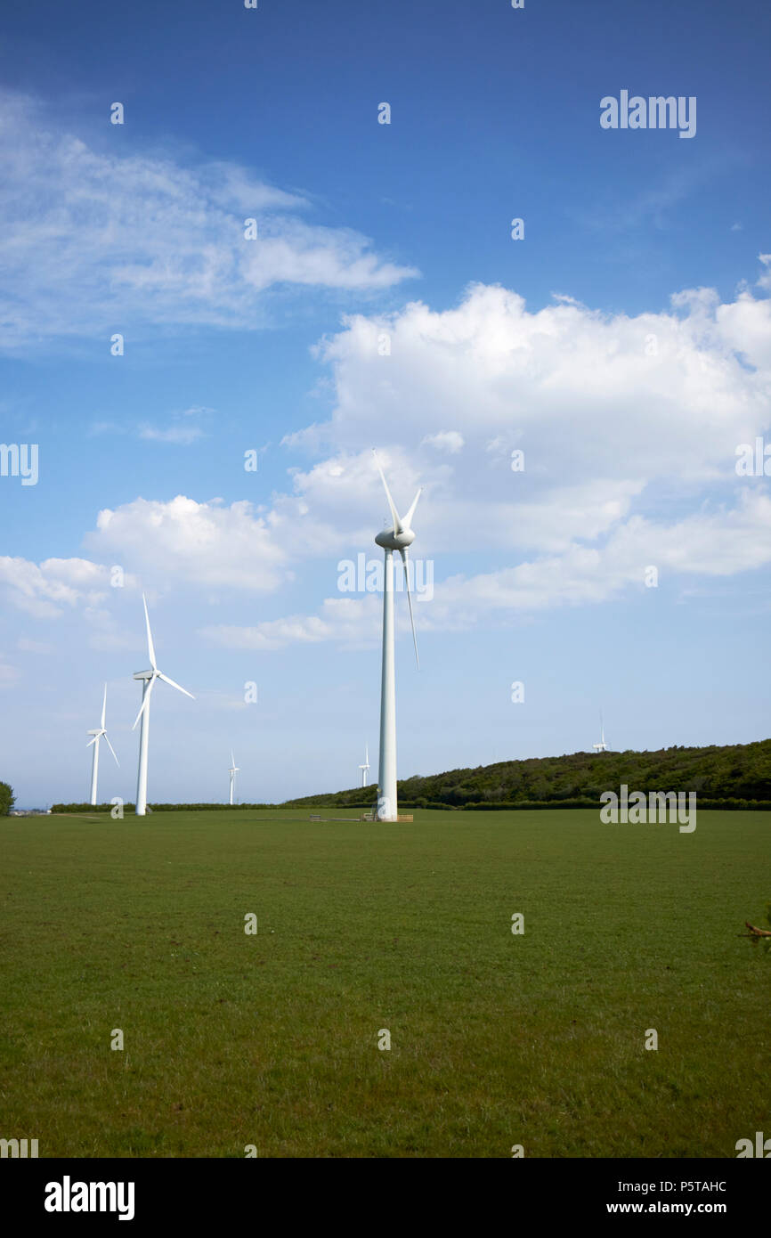Le turbine eoliche su terreni agricoli nel distretto del lago vicino a Whitehaven Cumbria Inghilterra England Regno Unito Foto Stock
