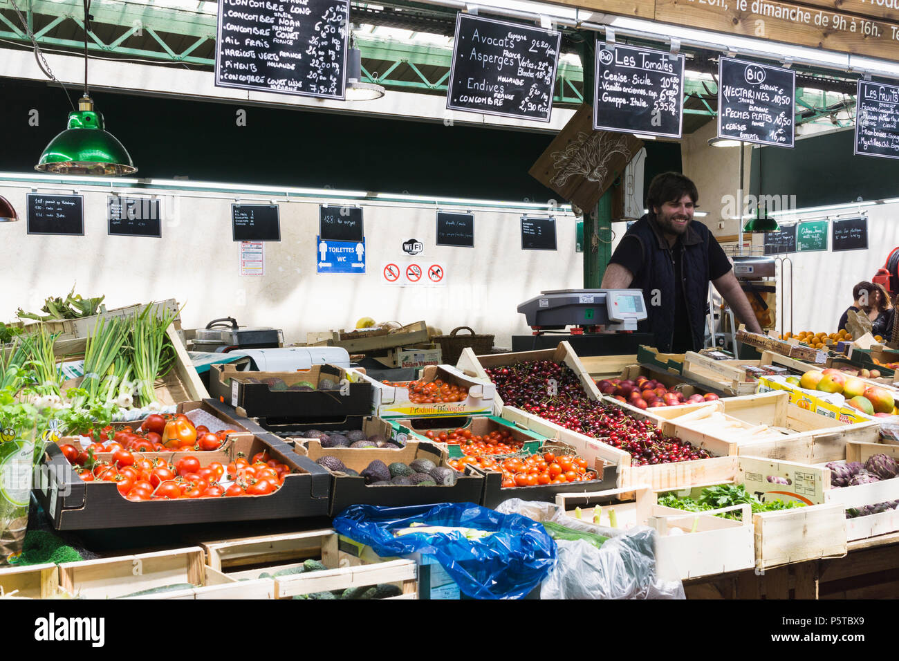 I prodotti freschi in vendita presso l'Enfants Rouges mercato in Parigi, Francia. Foto Stock