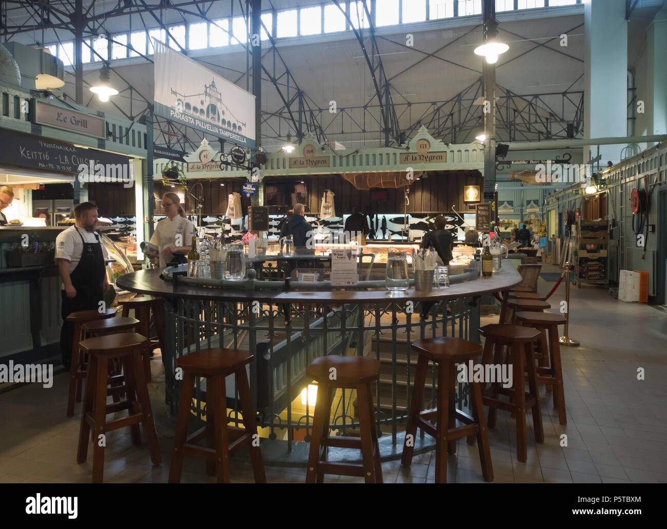 Tampere Hall di mercato aperto nel 1901 ed è tuttora un animato centro di cibi raffinati e piccoli ristoranti, qui Ravintola 4 Vuodenaikaa (Finlandia) Foto Stock