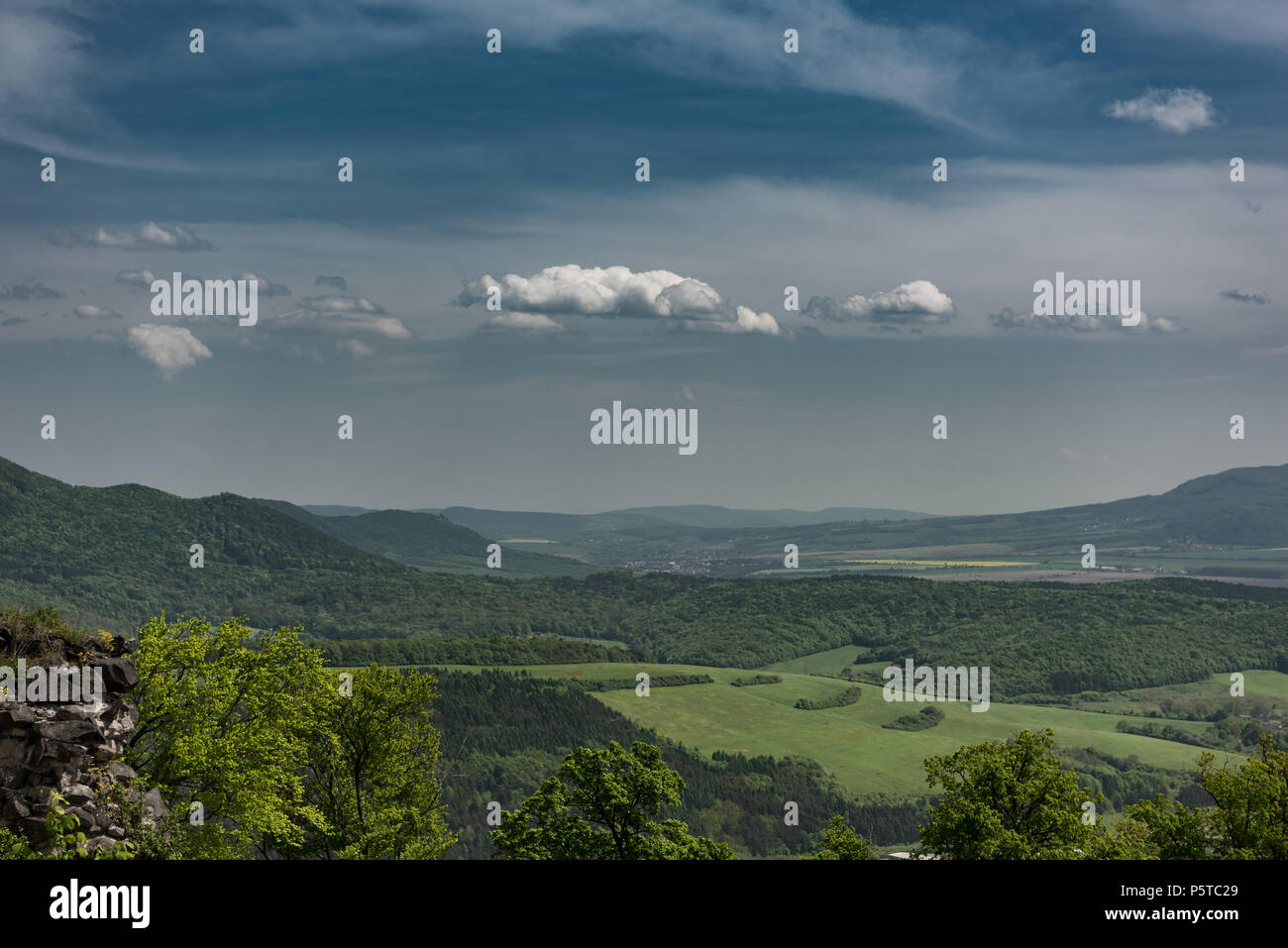 Vista sul terreno coltivato dal castello di Saris Foto Stock