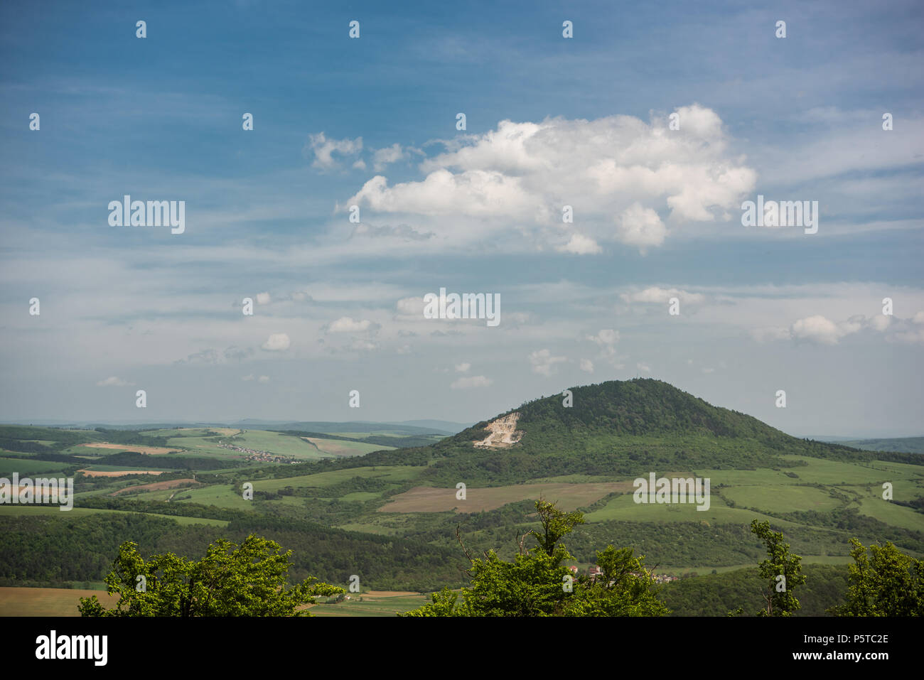 Vista sul terreno coltivato dal castello di Saris Foto Stock