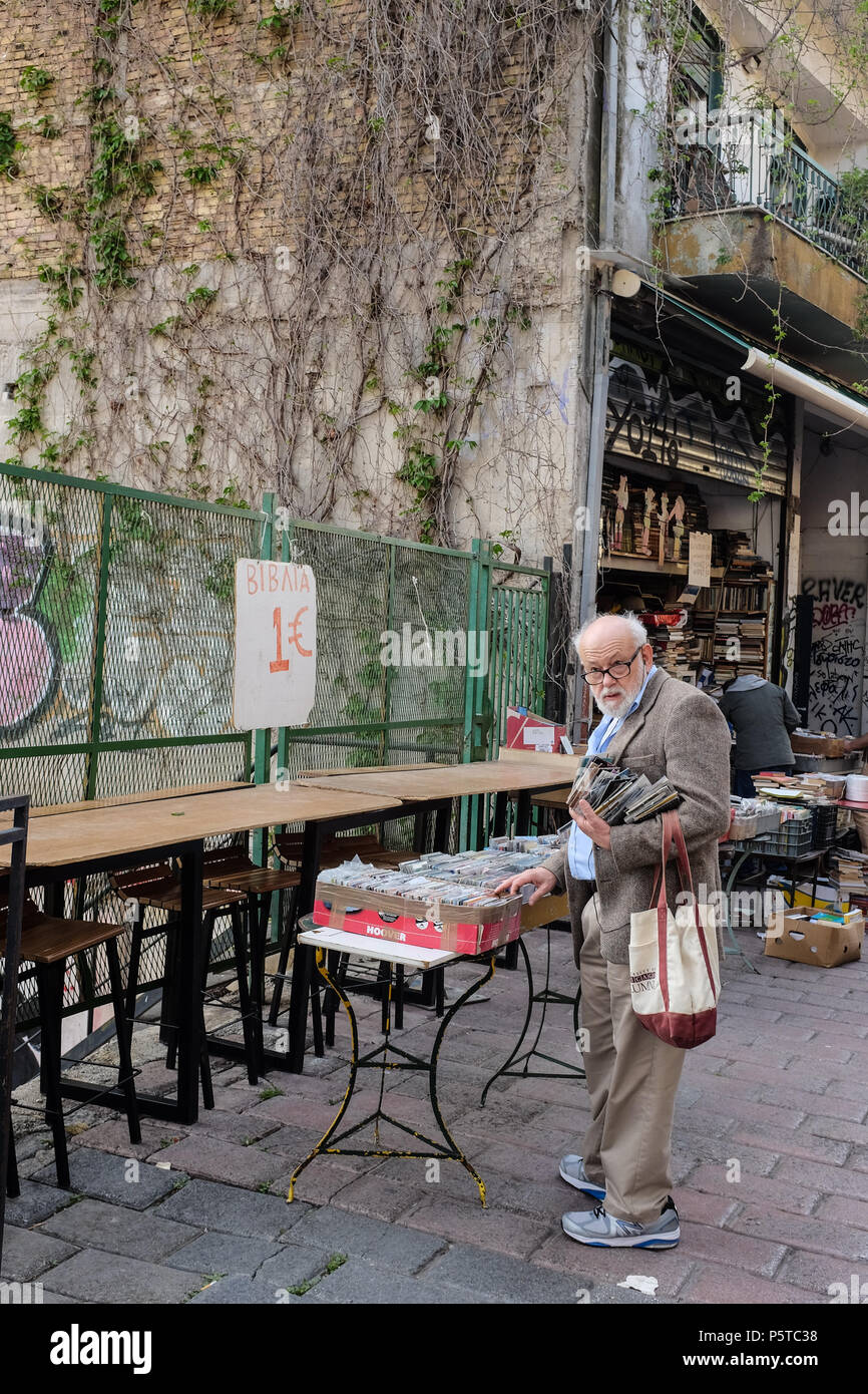 Persona uomo attraverso la caccia di seconda mano musica street market sales per un affare, Atene, Grecia Foto Stock