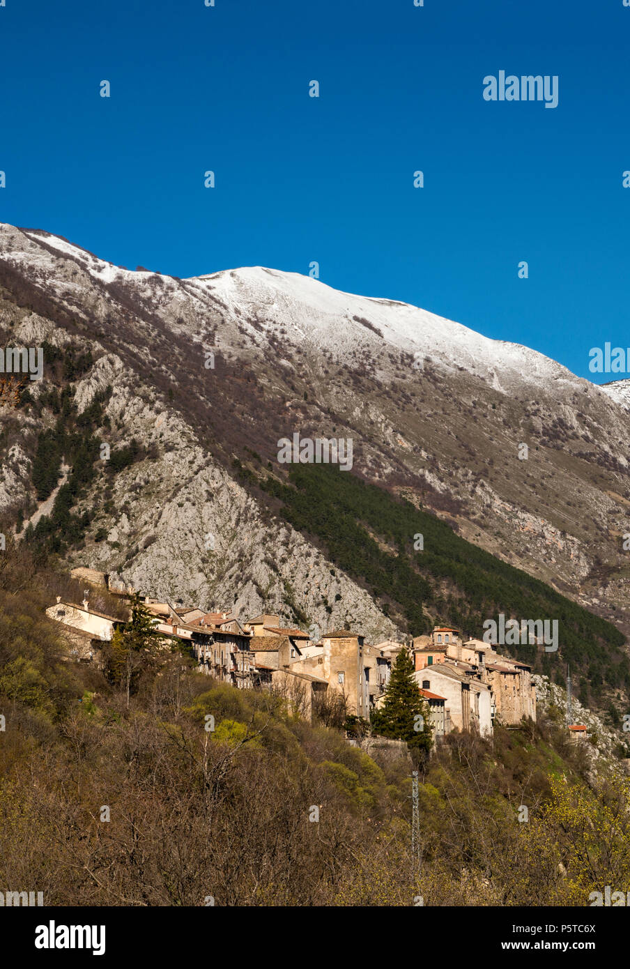 Paese collinare di Castrovalva, oltre Sagittario gole in Abruzzo massiccio, Appennino centrale, Abruzzo, Italia Foto Stock