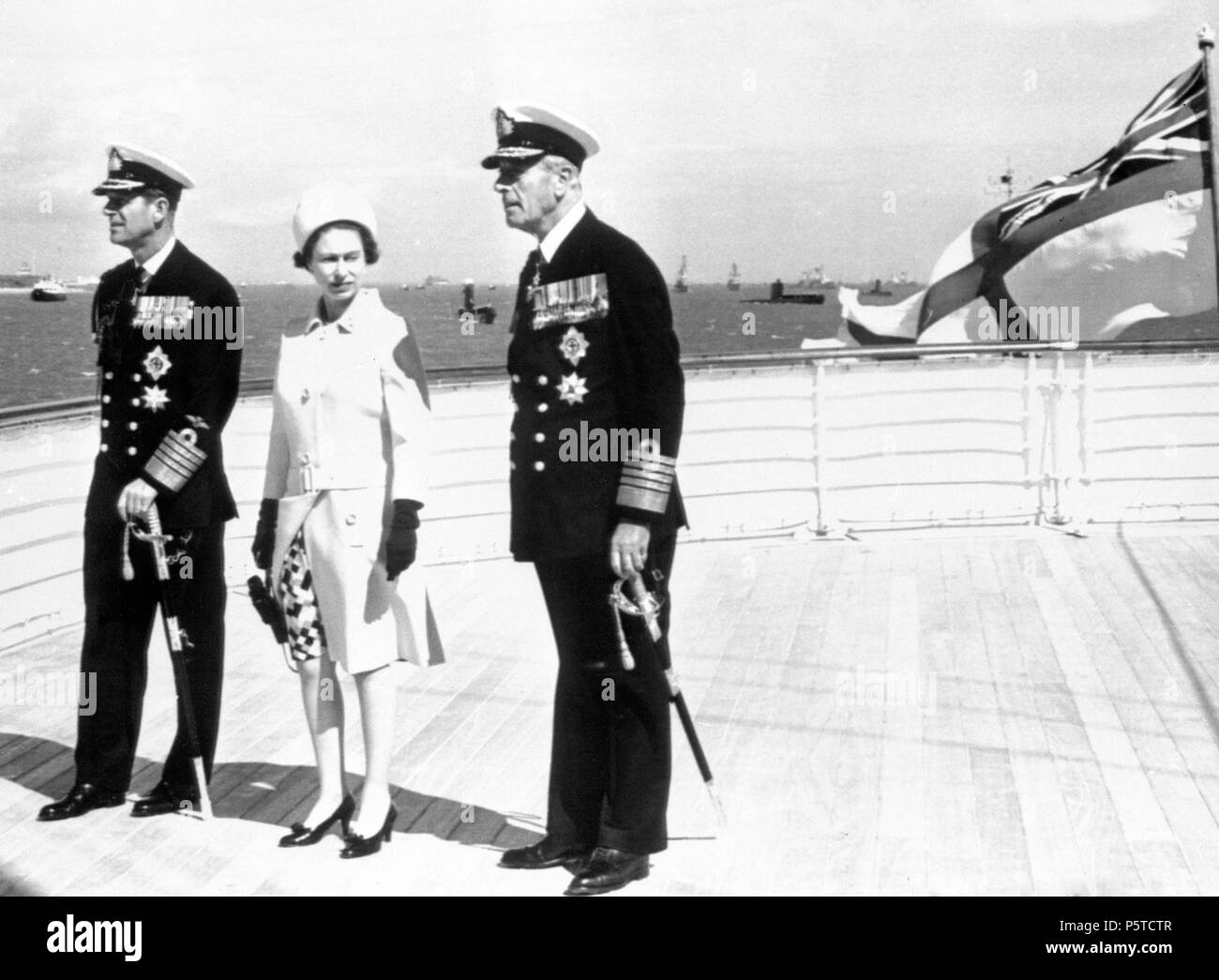 La regina Elisabetta II con il Principe Filippo , Duca di Edimburgo (l) e l'ammiraglio della flotta Earl Mountbatten di Birmania il Royal Yacht Britannia a Spithead, Hampshire. *WIREPHOTO. *Solo PROVS Foto Stock