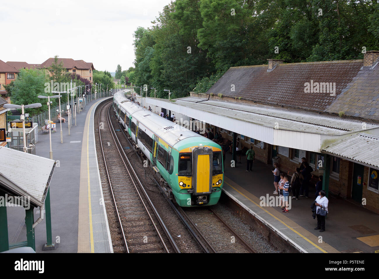 Treno del sud al Crystal Palace stazione ferroviaria a Londra Foto Stock