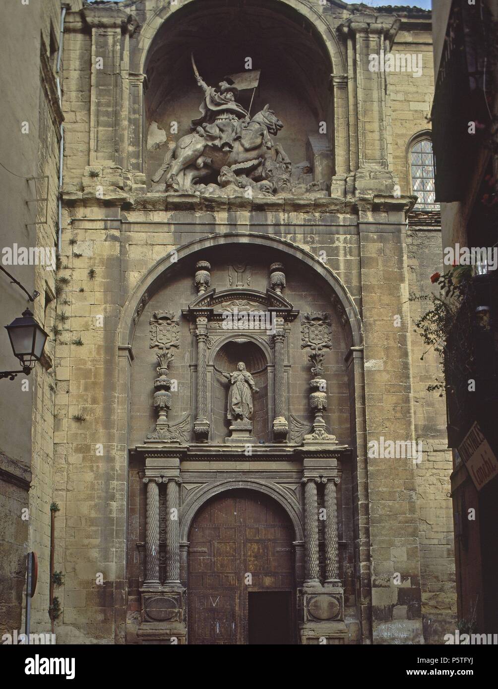 REPRESENTACION DE SANTIAGO MATAMOROS EN LA FACHADA MERIDIONAL DE LA IGLESIA DE SANTIAGO EL REAL - 1660. Autore: Juan Raón (XVII sec.). Posizione: Iglesia de Santiago el Real, logrono, Spagna. Foto Stock