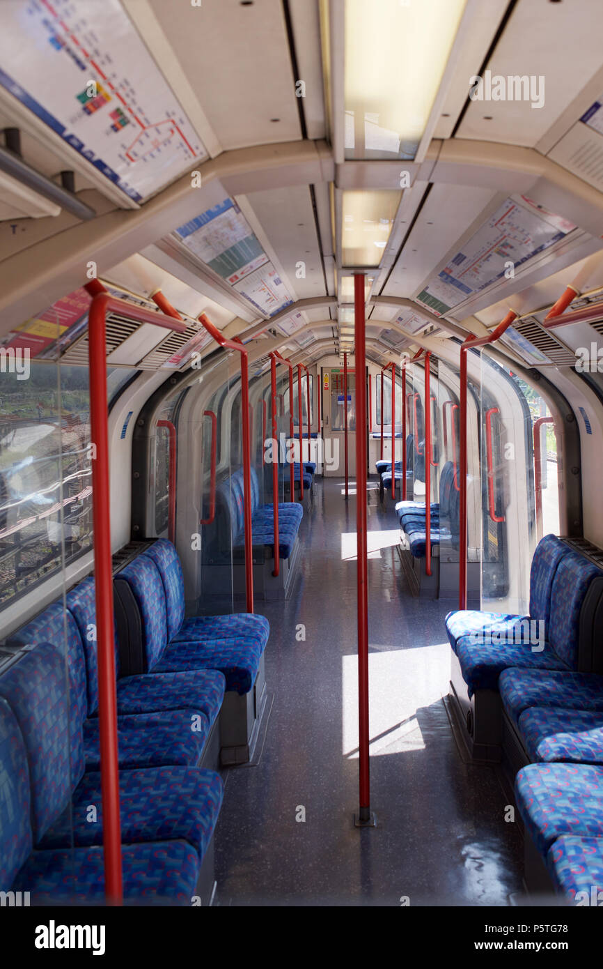 La metropolitana di Londra interni in treno alla stazione di Ealing Broadway di Londra Foto Stock