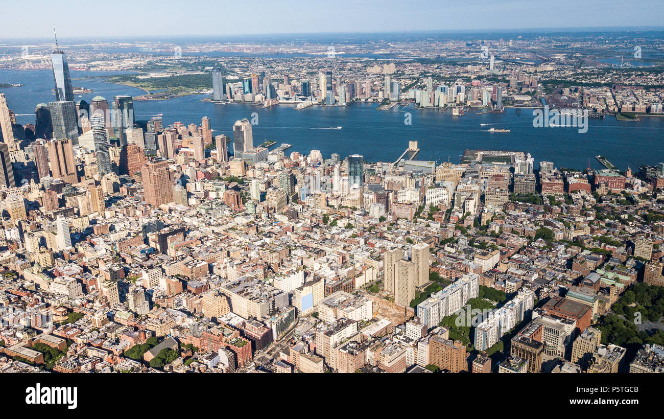 Vista aerea del centro cittadino, Greenwich Village, il fiume Hudson, Manhattan NYC e Jersey City, NJ, Foto Stock