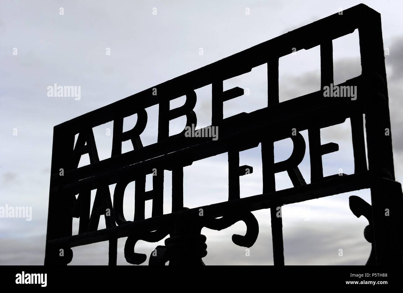 Campo di Concentramento di Dachau. Campo nazista di prigionieri aperto nel 1933. Dettaglio di slogan Arbeit macht frei (lavoro rende libero) presso la porta principale. Germania. Foto Stock