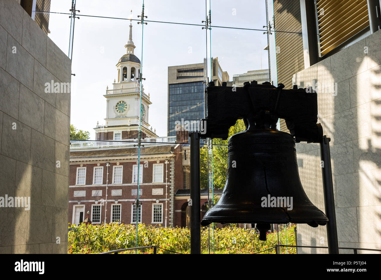 Philadelphia, Pennsylvania. La Liberty Bell, un simbolo iconico di indipendenza americana, con la sala dell'indipendenza in background Foto Stock