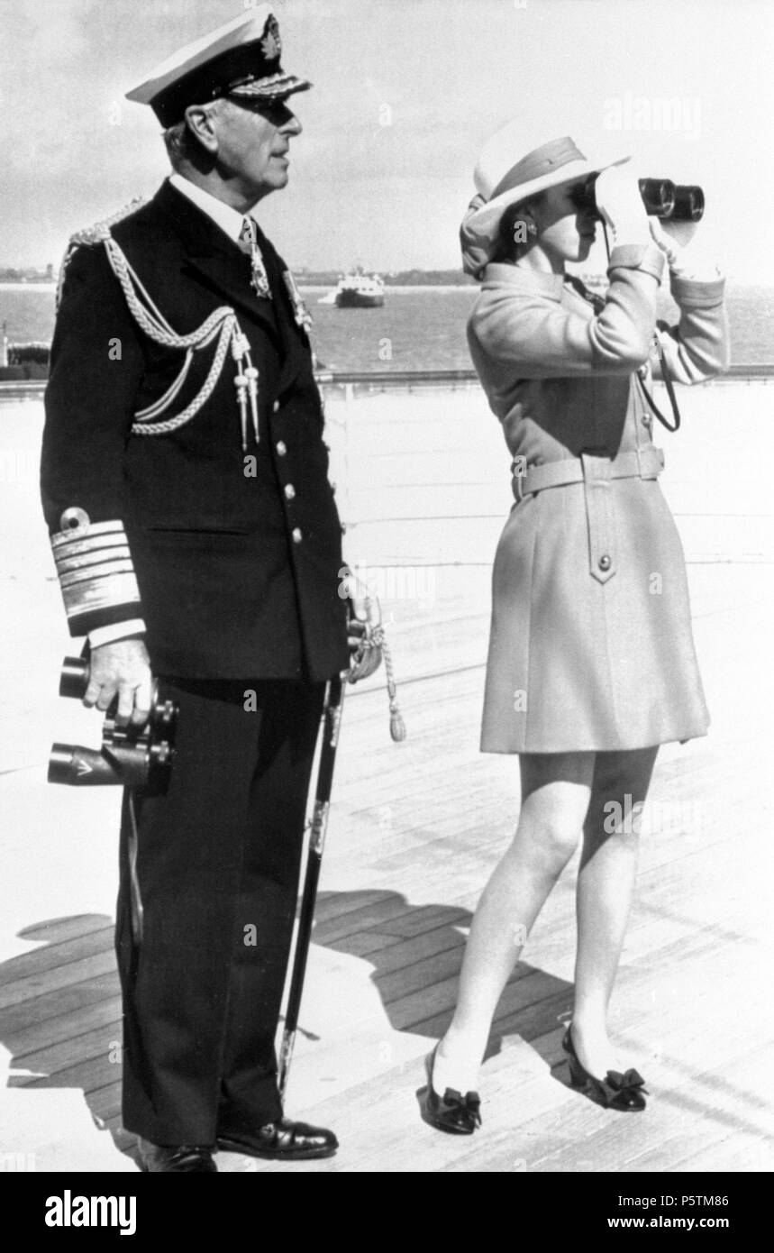 La principessa Anne e l'ammiraglio della flotta Earl Mountbatten della Birmania ispezionano la flotta NATO a Spihead, Hampshire, dal Royal Yacht Britannia. *WIREPHOTO. *SOLO PROVS Foto Stock