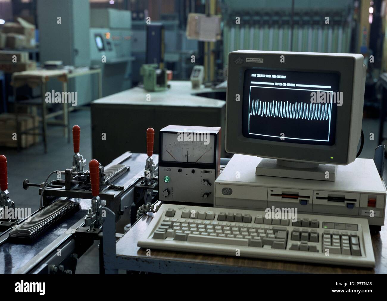 ORDENADOR PARA REALIZAR TROQUELES. Posizione: FABRICA LAZO Vega, Madrid, Spagna. Foto Stock