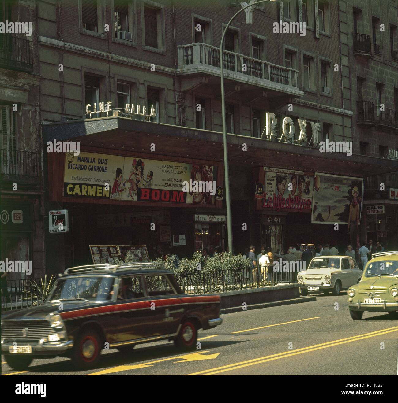 CALLE FUENCARRAL- CINE ROXY- TAXI sede 1500. Posizione: CINE ROXY, MADRID, Spagna. Foto Stock