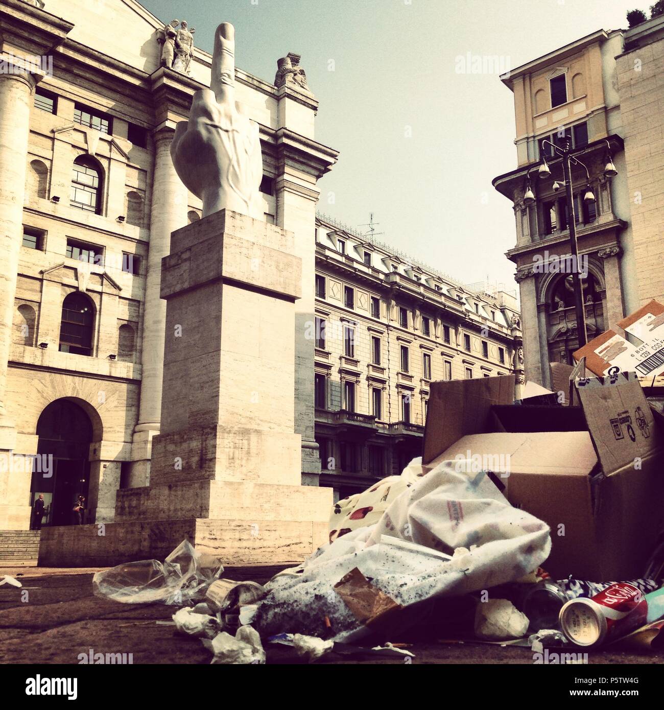 L'Italia, Milano, La Borsa di Piazza Affari Palazzo Mezzanotte e di  Maurizio Cattelan scultura con garbage Foto © Anna Retico/Sintesi/Alamy  Foto stock - Alamy