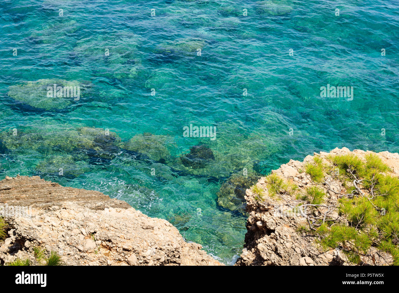 Crystal clear trasparenti acque turchesi del Mar Mediterraneo nei pressi di costa rocciosa in Turchia, regione di Antalya Foto Stock